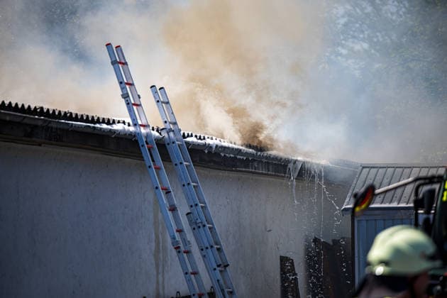 Feuer in Schützenverein in Messel ausgebrochen Am 23.05.2026 brannte auf dem Gelände des Schützenclubs Wildpark bei Messel ein Teil der Schießbahn sowie ein Gebäude. Die Feuerwehr teilte mit, dass niemand verletzt wurde. Der Alarm ging um 12:15 Uhr ein, rund 60 Einsatzkräfte aus mehreren Gemeinden waren vor Ort. Bei den Löscharbeiten kam es zu Explosionen, die zunächst für Munitionsdetonationen gehalten wurden; später stellte sich heraus, dass geplatzte Eternitplatten in der Dachkonstruktion die Ursache waren. Zur Brandursache lagen zunächst keine gesicherten Angaben vor, die Polizei ermittelt. Die Hitze machte den Einsatzkräften zu schaffen und sorgte für einen hohen Kräfteansatz. Messel Hessen Deutschland *** Fire breaks ou