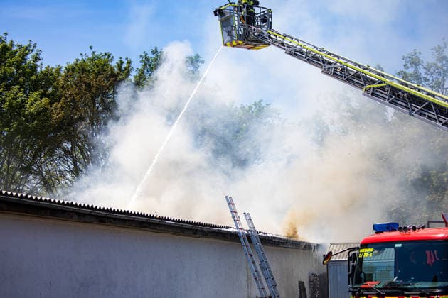 Feuer in Schützenverein in Messel ausgebrochen Am 23.05.2026 brannte auf dem Gelände des Schützenclubs Wildpark bei Messel ein Teil der Schießbahn sowie ein Gebäude. Die Feuerwehr teilte mit, dass niemand verletzt wurde. Der Alarm ging um 12:15 Uhr ein, rund 60 Einsatzkräfte aus mehreren Gemeinden waren vor Ort. Bei den Löscharbeiten kam es zu Explosionen, die zunächst für Munitionsdetonationen gehalten wurden; später stellte sich heraus, dass geplatzte Eternitplatten in der Dachkonstruktion die Ursache waren. Zur Brandursache lagen zunächst keine gesicherten Angaben vor, die Polizei ermittelt. Die Hitze machte den Einsatzkräften zu schaffen und sorgte für einen hohen Kräfteansatz. Messel Hessen Deutschland *** Fire breaks ou