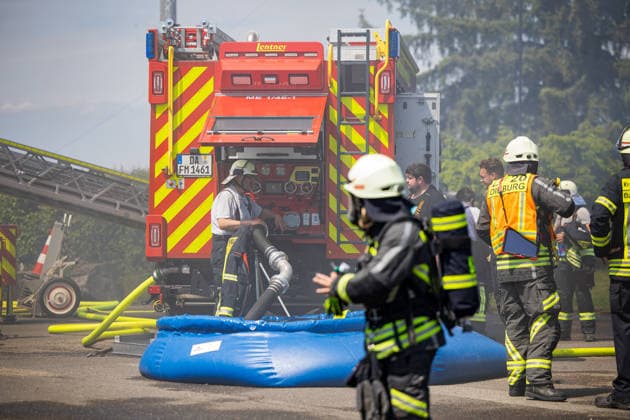 Feuer in Schützenverein in Messel ausgebrochen Am 23.05.2026 brannte auf dem Gelände des Schützenclubs Wildpark bei Messel ein Teil der Schießbahn sowie ein Gebäude. Die Feuerwehr teilte mit, dass niemand verletzt wurde. Der Alarm ging um 12:15 Uhr ein, rund 60 Einsatzkräfte aus mehreren Gemeinden waren vor Ort. Bei den Löscharbeiten kam es zu Explosionen, die zunächst für Munitionsdetonationen gehalten wurden; später stellte sich heraus, dass geplatzte Eternitplatten in der Dachkonstruktion die Ursache waren. Zur Brandursache lagen zunächst keine gesicherten Angaben vor, die Polizei ermittelt. Die Hitze machte den Einsatzkräften zu schaffen und sorgte für einen hohen Kräfteansatz. Messel Hessen Deutschland *** Fire breaks ou