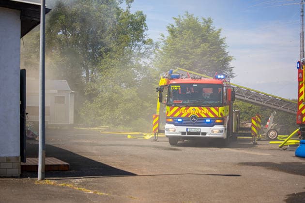 Feuer in Schützenverein in Messel ausgebrochen Am 23.05.2026 brannte auf dem Gelände des Schützenclubs Wildpark bei Messel ein Teil der Schießbahn sowie ein Gebäude. Die Feuerwehr teilte mit, dass niemand verletzt wurde. Der Alarm ging um 12:15 Uhr ein, rund 60 Einsatzkräfte aus mehreren Gemeinden waren vor Ort. Bei den Löscharbeiten kam es zu Explosionen, die zunächst für Munitionsdetonationen gehalten wurden; später stellte sich heraus, dass geplatzte Eternitplatten in der Dachkonstruktion die Ursache waren. Zur Brandursache lagen zunächst keine gesicherten Angaben vor, die Polizei ermittelt. Die Hitze machte den Einsatzkräften zu schaffen und sorgte für einen hohen Kräfteansatz. Messel Hessen Deutschland *** Fire breaks ou
