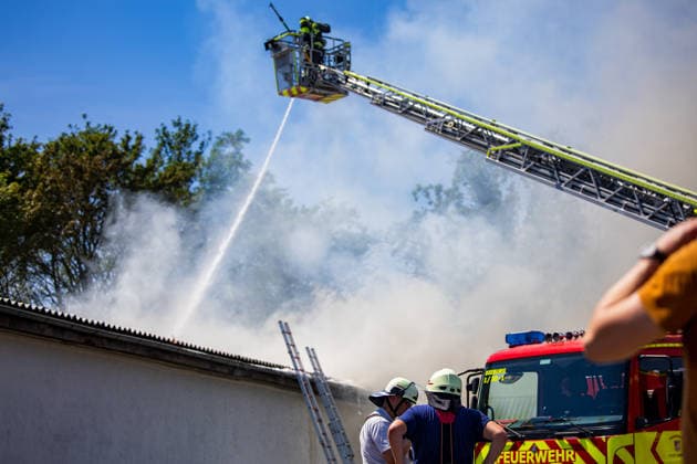 Feuer in Schützenverein in Messel ausgebrochen Am 23.05.2026 brannte auf dem Gelände des Schützenclubs Wildpark bei Messel ein Teil der Schießbahn sowie ein Gebäude. Die Feuerwehr teilte mit, dass niemand verletzt wurde. Der Alarm ging um 12:15 Uhr ein, rund 60 Einsatzkräfte aus mehreren Gemeinden waren vor Ort. Bei den Löscharbeiten kam es zu Explosionen, die zunächst für Munitionsdetonationen gehalten wurden; später stellte sich heraus, dass geplatzte Eternitplatten in der Dachkonstruktion die Ursache waren. Zur Brandursache lagen zunächst keine gesicherten Angaben vor, die Polizei ermittelt. Die Hitze machte den Einsatzkräften zu schaffen und sorgte für einen hohen Kräfteansatz. Messel Hessen Deutschland *** Fire breaks ou