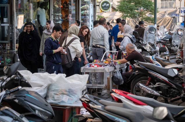 Daily Life In Iran Amid Threat About New Possible War A young Iranian woman looks at accessories displayed on a sidewalk by a vendor in a business district in downtown Tehran, Iran, on May 22, 2026. U.S. President Donald Trump is reportedly considering military action against Iran if no agreement is reached with Iranian officials. Tehran Tehran Iran  Copyright: xMortezaxNikoubazlx originalFilename: nikoubazl-dailylif260522_npjiY.jpg