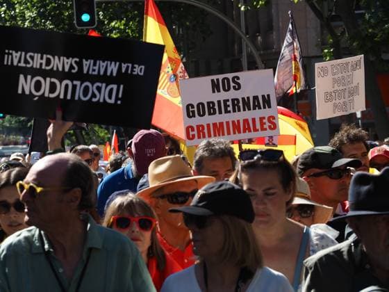 May 23, 2026, Madrid, Madrid, Spain: MADRID, SPAIN - MAY 23: Thousands of people gather at Plaza de ColoÂ³n, blocking and marching along the main avenues of the Spanish capital toward the Moncloa Arch, demanding the resignation of Spain s Prime Minister Pedro SoÂ¡nchez. Madrid Spain - ZUMAh199 20260523_zip_h199_001 Copyright: xAaronxHerediax