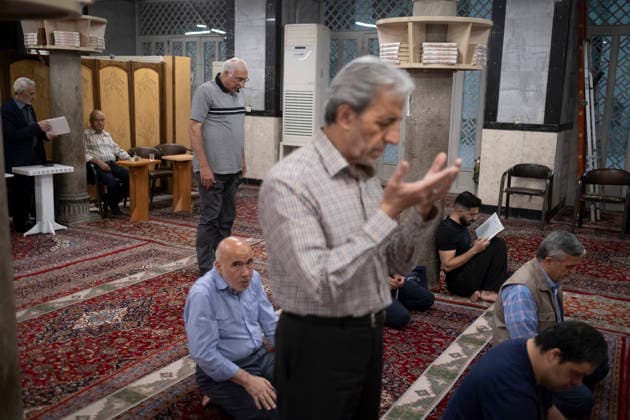 Daily Life In Iran Amid Threat About New Possible War Iranian worshippers pray at a mosque in a business district in downtown Tehran, Iran, on May 22, 2026. U.S. President Donald Trump is reportedly considering military action against Iran if no agreement is reached with Iranian officials. Tehran Tehran Iran  Copyright: xMortezaxNikoubazlx originalFilename: nikoubazl-dailylif260522_npz0H.jpg