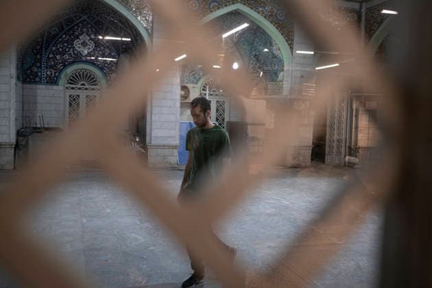 Daily Life In Iran Amid Threat About New Possible War A young Iranian worshipper arrives at a mosque in a business district in downtown Tehran, Iran, on May 22, 2026. U.S. President Donald Trump is reportedly considering military action against Iran if no agreement is reached with Iranian officials. Tehran Tehran Iran  Copyright: xMortezaxNikoubazlx originalFilename: nikoubazl-dailylif260522_npVd2.jpg