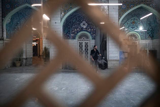 Daily Life In Iran Amid Threat About New Possible War An Iranian man stands at a mosque in a business district in downtown Tehran, Iran, on May 22, 2026. U.S. President Donald Trump is reported to be considering military action against Iran if no agreement is reached with Iranian officials. Tehran Tehran Iran  Copyright: xMortezaxNikoubazlx originalFilename: nikoubazl-dailylif260522_npWUR.jpg