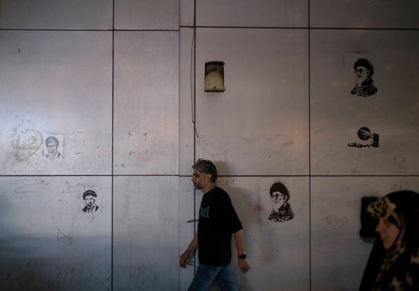 Daily Life In Iran Amid Threat About New Possible War People walk past graffiti depicting portraits of Iran s late and current Supreme Leaders, Ayatollah Ali Khamenei and Ayatollah Mojtaba Khamenei, in a business district in downtown Tehran, Iran, on May 22, 2026. U.S. President Donald Trump has threatened Iran with the possibility of a new conflict, and according to official reports, he is considering military action if no agreement is reached with Iranian officials. Tehran Tehran Iran  Copyright: xMortezaxNikoubazlx originalFilename: nikoubazl-dailylif260522_np5pF.jpg