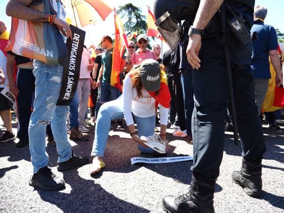 May 23, 2026, Madrid, Madrid, Spain: MADRID, SPAIN - MAY 23: Thousands of people gather at Plaza de ColoÂ³n, blocking and marching along the main avenues of the Spanish capital toward the Moncloa Arch, demanding the resignation of Spain s Prime Minister Pedro SoÂ¡nchez. Madrid Spain - ZUMAh199 20260523_zip_h199_018 Copyright: xAaronxHerediax