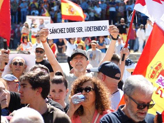 May 23, 2026, Madrid, Madrid, Spain: MADRID, SPAIN - MAY 23: Thousands of people gather at Plaza de ColoÂ³n, blocking and marching along the main avenues of the Spanish capital toward the Moncloa Arch, demanding the resignation of Spain s Prime Minister Pedro SoÂ¡nchez. Madrid Spain - ZUMAh199 20260523_zip_h199_020 Copyright: xAaronxHerediax