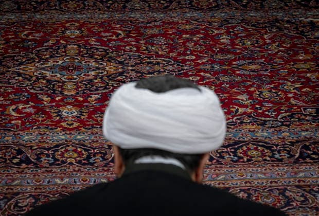 Daily Life In Iran Amid Threat About New Possible War An Iranian cleric prepares to take part in a mass prayer ceremony at a mosque in a business district in downtown Tehran, Iran, on May 22, 2026. U.S. President Donald Trump has indicated the possibility of military action against Iran if no agreement is reached with Iranian officials, according to official reports. Tehran Tehran Iran  Copyright: xMortezaxNikoubazlx originalFilename: nikoubazl-dailylif260522_npTk2.jpg