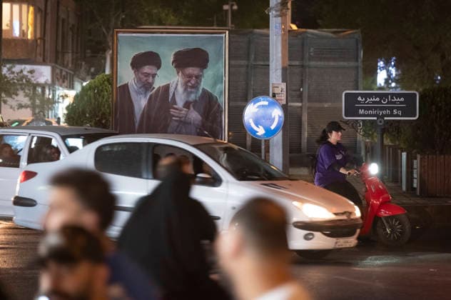 Daily Life In Iran Amid Threat About New Possible War A female motorcyclist rides past a banner depicting portraits of Iran s late and new Supreme Leaders Ayatollah Ali Khamenei and Ayatollah Mojtaba Khamenei in a business district in downtown Tehran, Iran, on May 22, 2026. U.S. President Donald Trump has threatened Iran with the possibility of a new conflict, and according to official reports, he is considering military action if no agreement is reached with Iranian officials. Tehran Tehran Iran  Copyright: xMortezaxNikoubazlx originalFilename: nikoubazl-dailylif260522_npJka.jpg