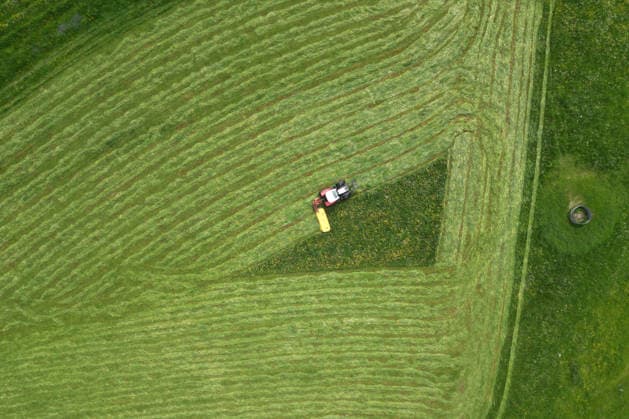 Luftaufnahme. Fruehling (Frühling) im Siegerland. Eine saftig gruene (grüne) Wiese wird von einem Traktor mit einem Maehwerk (Mähwerk) bei Siegen-Oberschelden gemaeht (gemäht). Fruehling (Frühling) im Siegerland am 23.05.2026 in Siegen Deutschland. *** Aerial view spring spring in Siegerland A lush green meadow is mowed by a tractor with a mower mower near Siegen Oberschelden spring spring in Siegerland on 23 05 2026 in Siegen Germany