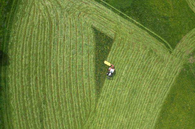 Luftaufnahme. Fruehling (Frühling) im Siegerland. Eine saftig gruene (grüne) Wiese wird von einem Traktor mit einem Maehwerk (Mähwerk) bei Siegen-Oberschelden gemaeht (gemäht). Fruehling (Frühling) im Siegerland am 23.05.2026 in Siegen Deutschland. *** Aerial view spring spring in Siegerland A lush green meadow is mowed by a tractor with a mower mower near Siegen Oberschelden spring spring in Siegerland on 23 05 2026 in Siegen Germany
