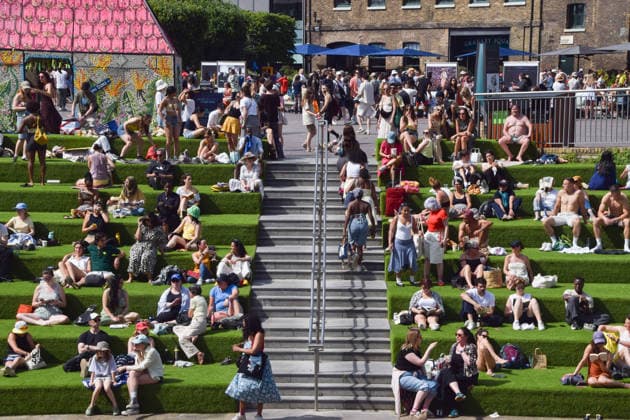 May 23, 2026, London, England, United Kingdom: People enjoy the sunshine on the steps in Granary Square in King s Cross as temperatures soar in the capital. London United Kingdom  - ZUMAv130 20260523_zip_v130_004 Copyright: xVukxValcicx