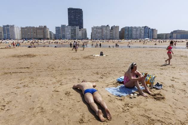 People enjoying the beach pictured at the Belgian coast in Oostende, on Saturday 23 May 2026. Tourists are expected to flock the Belgian coast, as temperatures are rising for the weekend.  NICOLASxMAETERLINCK 174833778