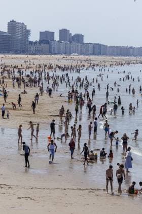 People enjoying the beach pictured at the Belgian coast in Oostende, on Saturday 23 May 2026. Tourists are expected to flock the Belgian coast, as temperatures are rising for the weekend.  NICOLASxMAETERLINCK 174833794