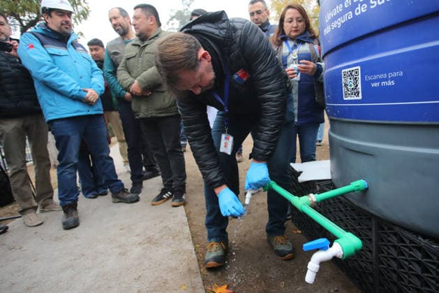 Santiago, May 23, 2026 Due to the scheduled cut of drinking water in eight municipalities of the capital, the free residual chlorine of water from an alternative supply pond is measured to ensure its quality and safety Jonnathan Oyarzun Aton Chile, Santiago Chile Aton 1158261  Copyright: JONNATHANxOYARZUN ATONxCHILE