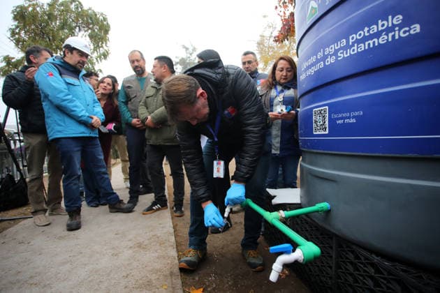 Santiago, May 23, 2026 Due to the scheduled cut of drinking water in eight municipalities of the capital, the free residual chlorine of water from alternative supply ponds is measured to ensure its quality and safety Jonnathan Oyarzun Aton Chile, Santiago Chile Aton 1158259  Copyright: JONNATHANxOYARZUN ATONxCHILE