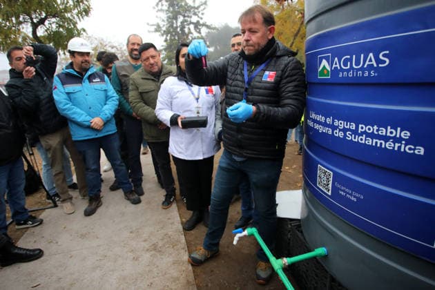 Santiago, May 23, 2026 Due to the scheduled cut of drinking water in eight municipalities of the capital, the free residual chlorine of water from an alternative supply pond is measured to ensure its quality and safety Jonnathan Oyarzun Aton Chile, Santiago Chile Aton 1158260  Copyright: JONNATHANxOYARZUN ATONxCHILE