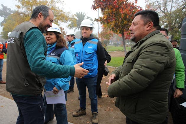 Santiago, May 23, 2026 Due to the scheduled cut of drinking water in eight municipalities of the capital, the free residual chlorine of water from an alternative supply pond is measured to ensure its quality and safety Jonnathan Oyarzun Aton Chile, Santiago Chile Aton 1158264  Copyright: JONNATHANxOYARZUN ATONxCHILE