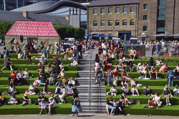 May 23, 2026, London, England, United Kingdom: People enjoy the sunshine on the steps in Granary Square in King s Cross as temperatures soar in the capital. London United Kingdom - ZUMAv130 20260523_zip_v130_003 Copyright: xVukxValcicx