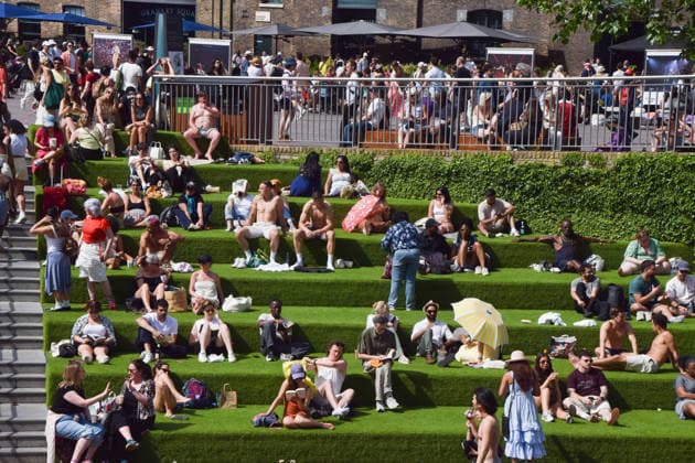 May 23, 2026, London, England, United Kingdom: People enjoy the sunshine on the steps in Granary Square in King s Cross as temperatures soar in the capital. London United Kingdom - ZUMAv130 20260523_zip_v130_001 Copyright: xVukxValcicx