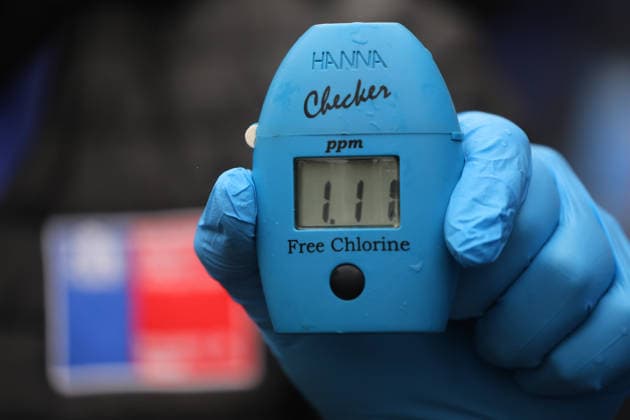 Santiago, May 23, 2026 Due to the scheduled cut of drinking water in eight municipalities of the capital, the free residual chlorine of water from an alternative supply pond is measured to ensure its quality and safety Jonnathan Oyarzun Aton Chile, Santiago Chile Aton 1158269  Copyright: JONNATHANxOYARZUN ATONxCHILE