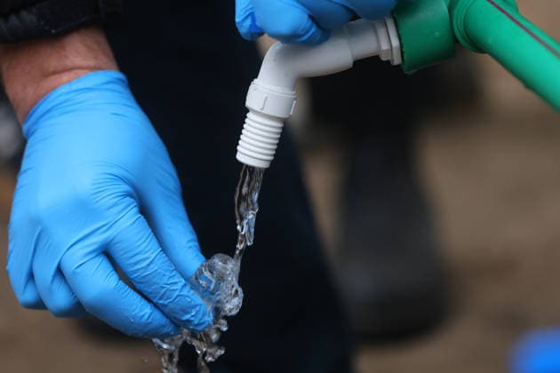 Santiago, May 23, 2026 Due to the scheduled cut of drinking water in eight municipalities of the capital, the free residual chlorine of water from an alternative supply pond is measured to ensure its quality and safety Jonnathan Oyarzun Aton Chile, Santiago Chile Aton 1158273  Copyright: JONNATHANxOYARZUN ATONxCHILE