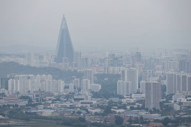 PYONGYANG - MAY 23, 2026: A view of Pyongyang from Mount Ryonggaksan (Dragon Mountain). Seen in the distance is the Ryugyong Hotel Pyongyang  - ZUMAt113 20260523_zaa_t113_314 Copyright: xStanislavxVarivodax