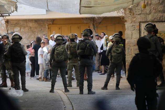 Israeli soldiers secure weekly settlers’ tour in Hebron Israeli soldiers keep watch during a weekly settlers tour in Hebron, in the Israeli-occupied West Bank, May 23, 2026. Photo by Mamoun Wazwaz apaimages Hebron West Bank Palestinian Territory 230526_Hebron_MW_00(9) Copyright: xapaimagesxMamounxWazwazx xapaimagesx