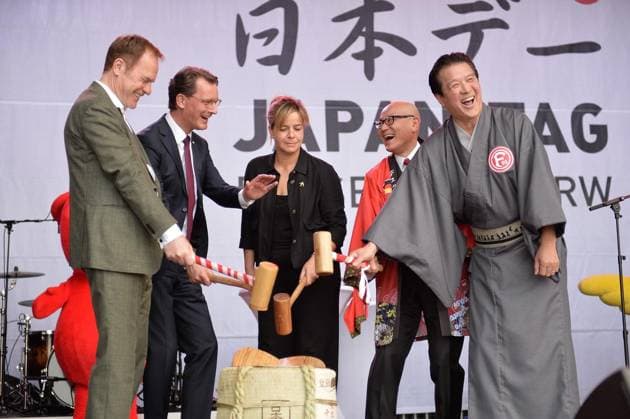 Japan-Tag 2026 ** NUR FÜR REDAKTIONELLE ZWECKE ** EDITORIAL USE ONLY **<p>Stephan Keller, links, und Hendrik Wüst, zweiter von links, sowie andere Offizielle eröffnen am Samstag, den 23.05.2026, den Japan-Tag in Düsseldorf. Deutschland NRW Düsseldorf Copyright: OleksandrxVoskresenskyi *** Japan Day 2026 FOR EDITORIAL PURPOSES ONLY EDITORIAL USE ONLY p Stephan Keller, left, and Hendrik Wüst, second from left, and other officials open Japan Day in Düsseldorf Germany NRW Düsseldorf on Saturday, 23 May 2026 Copyright OleksandrxVoskresenskyi Copyright: OleksandrxVoskresenskyi doc85z2630fy6g106lgpjoc ,EDITORIAL USE ONLY