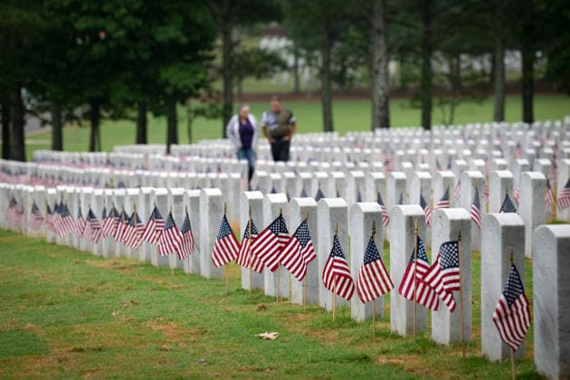 May 23, 2026, Canton, Georgia, USA: Volunteers place U.S. flags on veteransÃ¢â‚¬â ¢ graves during Memorial Day celebration at the Georgia National Cemetery. Canton USA  - ZUMAn03_ 20260523_zaf_n03_006 Copyright: xRobinxRaynex