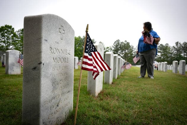 May 23, 2026, Canton, Georgia, USA: A volunteer places U.S. flags on veteransÃ¢â‚¬â ¢ graves during Memorial Day celebration at the Georgia National Cemetery. Canton USA - ZUMAn03_ 20260523_zaf_n03_001 Copyright: xRobinxRaynex