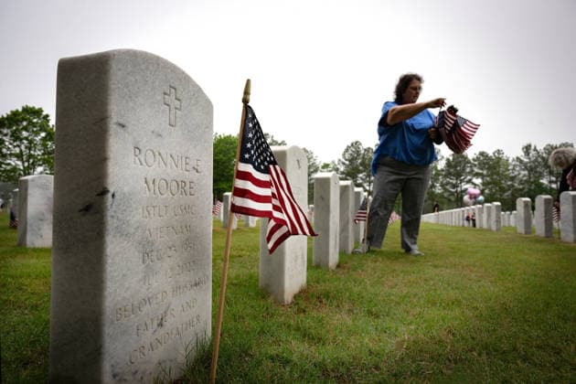 May 23, 2026, Canton, Georgia, USA: A volunteer places U.S. flags on veteransÃ¢â‚¬â ¢ graves during Memorial Day celebration at the Georgia National Cemetery. Canton USA - ZUMAn03_ 20260523_zaf_n03_002 Copyright: xRobinxRaynex
