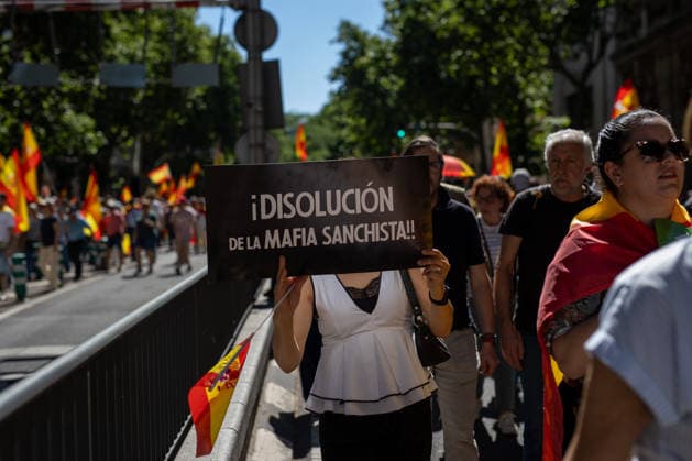 May 23, 2026, Madrid, Spain: A protester holds a placard during the so-called March for Dignity, organized by the Spanish Civil Society platform, through the center of Madrid to demand the resignation of the Spanish Prime Minister, Pedro Sanchez. Madrid Spain - ZUMAs197 20260523_aaa_s197_196 Copyright: xDavidxCanalesx