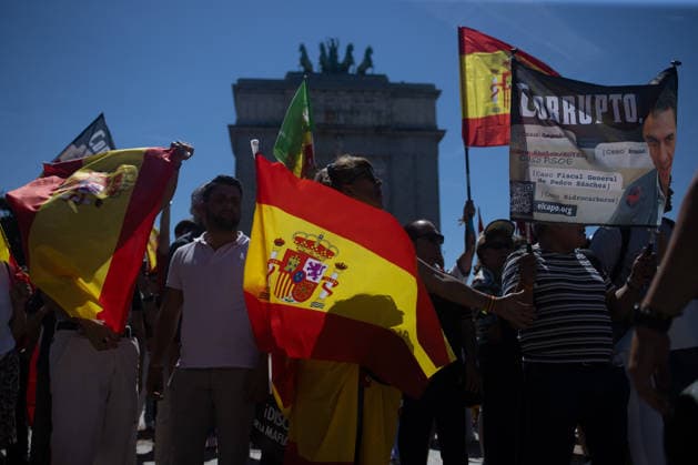 May 23, 2026, Madrid, Spain: A protester raises a Spanish flag during the so-called March for Dignity, organized by the Spanish Civil Society platform, through the center of Madrid to demand the resignation of the Spanish Prime Minister, Pedro Sanchez. Madrid Spain - ZUMAs197 20260523_aaa_s197_198 Copyright: xDavidxCanalesx