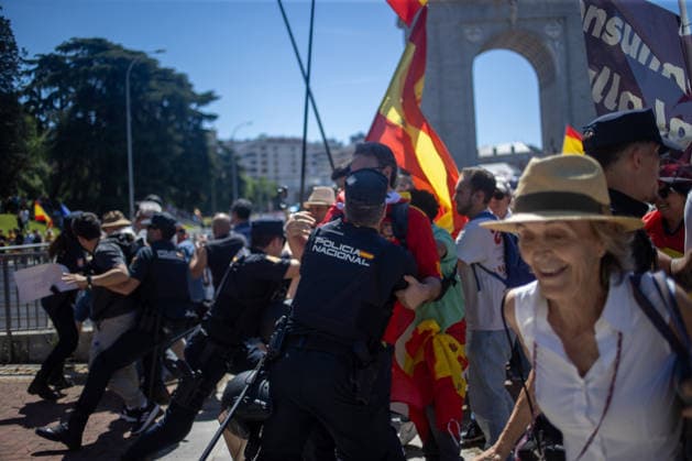 May 23, 2026, Madrid, Spain: Police try to contain some demonstrators during the so-called March for Dignity, organized by the Spanish Civil Society platform, through the center of Madrid to demand the resignation of the Spanish Prime Minister, Pedro Sanchez. Madrid Spain - ZUMAs197 20260523_aaa_s197_199 Copyright: xDavidxCanalesx