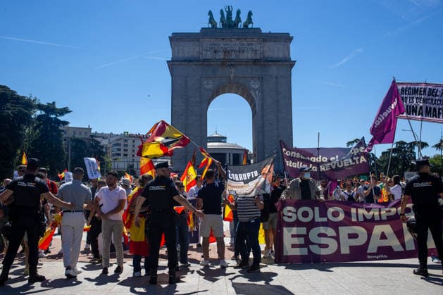 May 23, 2026, Madrid, Madrid, SPAIN: during the so-called March for Dignity, organized by the Spanish Civil Society platform, through the center of Madrid to demand the resignation of the Spanish Prime Minister, Pedro SoÂ¡nchez. Madrid SPAIN - ZUMAs197 20260523_aaa_s197_208 Copyright: xDavidxCanalesx