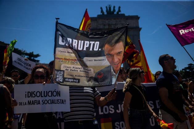 May 23, 2026, Madrid, Spain: Protesters hold placards during the so-called March for Dignity, organized by the Spanish Civil Society platform, through the center of Madrid to demand the resignation of the Spanish Prime Minister, Pedro Sanchez. Madrid Spain - ZUMAs197 20260523_aaa_s197_214 Copyright: xDavidxCanalesx