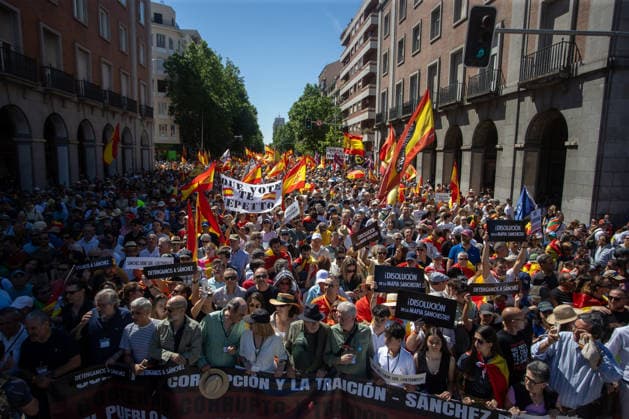 May 23, 2026, Madrid, Spain: Protesters march through the streets of Madrid with Spanish flags and banners during the so-called March for Dignity, organized by the Spanish Civil Society platform, through the center of Madrid to demand the resignation of the Spanish Prime Minister, Pedro Sanchez. Madrid Spain - ZUMAs197 20260523_aaa_s197_215 Copyright: xDavidxCanalesx