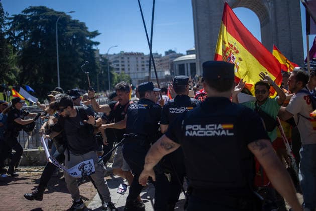 May 23, 2026, Madrid, Spain: Police try to contain some demonstrators during the so-called March for Dignity, organized by the Spanish Civil Society platform, through the center of Madrid to demand the resignation of the Spanish Prime Minister, Pedro Sanchez. Madrid Spain - ZUMAs197 20260523_aaa_s197_216 Copyright: xDavidxCanalesx