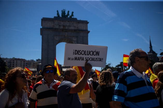 May 23, 2026, Madrid, Spain: A protester holds a placard during the so-called March for Dignity, organized by the Spanish Civil Society platform, through the center of Madrid to demand the resignation of the Spanish Prime Minister, Pedro Sanchez. Madrid Spain - ZUMAs197 20260523_aaa_s197_217 Copyright: xDavidxCanalesx