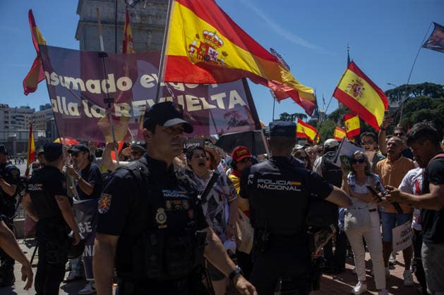 May 23, 2026, Madrid, Spain: Police try to contain some demonstrators during the so-called March for Dignity, organized by the Spanish Civil Society platform, through the center of Madrid to demand the resignation of the Spanish Prime Minister, Pedro Sanchez. Madrid Spain - ZUMAs197 20260523_aaa_s197_218 Copyright: xDavidxCanalesx