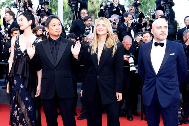 Tao Okamoto, Ryûsuke Hamaguchi, Virginie Efira, David Gauquié Montée des marches pour la cérémonie de clôture du 79ème Festival International du Film de Cannes, le 23 mai 2026 Olivier Borde Bestimage Red carpet for the closing ceremony of the 79th Cannes International Film Festival Opening ceremony on May 23, 2026 Cannes France  Copyright: xOLIVIERxBORDEx xBESTIMAGExOLIVIERxBORDEx xBESTIMAGEx
