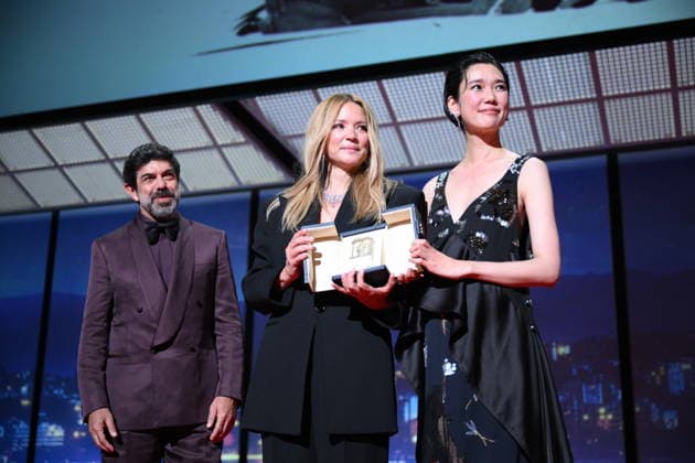 Cannes - Closing Ceremony Italian actor Pierfrancesco Favino, Japanese actress Tao Okamoto and Belgian actress Virginie Efira celebrate after winning ex-aequo the Best Actress Prize for the film Soudain (All of a Sudden) during the closing ceremony of the 79th edition of the Cannes Film Festival in Cannes, France on May 23, 2026. Photo by Eliot Blondet ABACAPRESS.COM Cannes France  Copyright: xBlondetxEliot ABACAx