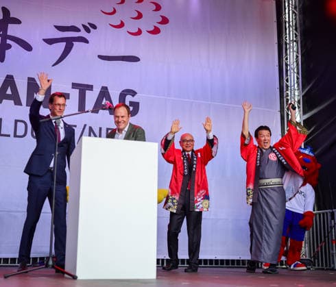 Japan-Tag 2026 in Düsseldorf, einzigartiges Kulturfest in der Landeshauptstadt von NRW - NRW Ministerpäsident Hendrik Wüst, Düsseldorfs Oberbürgermeister Dr. Stephan Keller mit dem japanischen Generalkonsul Yoshitake Tsunoda von Düsseldorf und dem Präsidenten des Japanischen Clubs , Takao Hariya bei der offiziellen Eröffnung Düsseldorf Burgplatz NRW Deutschland *** Japan Day 2026 in Düsseldorf, unique cultural festival in the state capital of NRW NRW Minister President Hendrik Wüst, Düsseldorfs Lord Mayor Dr. Stephan Keller with the Japanese Consul General Yoshitake Tsunoda of Düsseldorf and the President of the Japanese Club, Takao Hariya at the official opening Düsseldorf Burgplatz NRW Germany