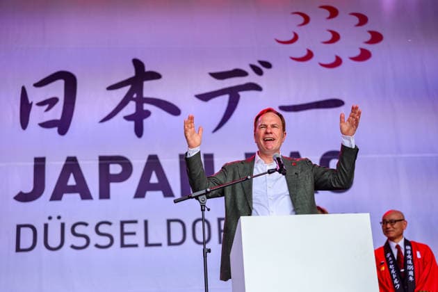 Japan-Tag 2026 in Düsseldorf, einzigartiges Kulturfest in der Landeshauptstadt von NRW - Düsseldorfs Oberbürgermeister Dr. Stefan Keller (CDU) bei seiner Eröffnungsrede vor tausenden von Zuschauern Düsseldorf Burgplatz NRW Deutschland *** Japan Day 2026 in Düsseldorf, unique cultural festival in the state capital of NRW Düsseldorfs Lord Mayor Dr. Stefan Keller CDU during his opening speech in front of thousands of spectators Düsseldorf Burgplatz NRW Germany