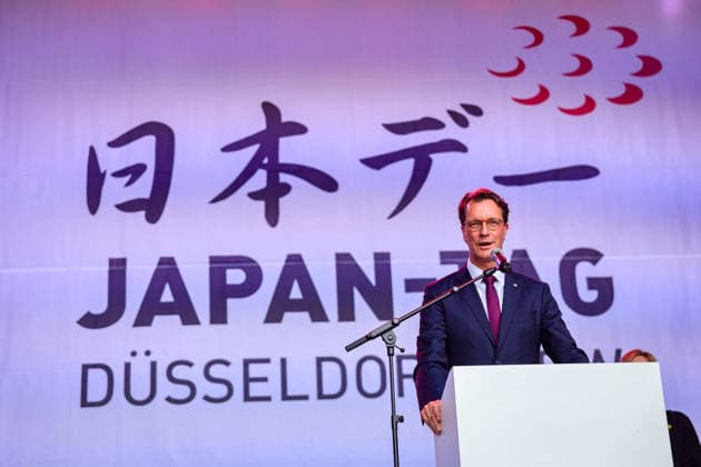 Japan-Tag 2026 in Düsseldorf, einzigartiges Kulturfest in der Landeshauptstadt von NRW - NRW Ministerpräsident Hendrik Wüst (CDU) bei seiner Eröffnungsrede vor tausenden von Zuschauern Düsseldorf Burgplatz NRW Deutschland *** Japan Day 2026 in Düsseldorf, unique cultural festival in the state capital of NRW NRW Minister President Hendrik Wüst CDU during his opening speech in front of thousands of spectators Düsseldorf Burgplatz NRW Germany