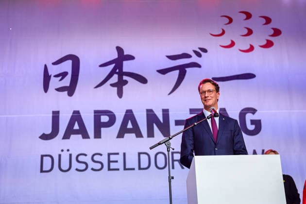 Japan-Tag 2026 in Düsseldorf, einzigartiges Kulturfest in der Landeshauptstadt von NRW - NRW Ministerpräsident Hendrik Wüst (CDU) bei seiner Eröffnungsrede vor tausenden von Zuschauern Düsseldorf Burgplatz NRW Deutschland *** Japan Day 2026 in Düsseldorf, unique cultural festival in the state capital of NRW NRW Minister President Hendrik Wüst CDU during his opening speech in front of thousands of spectators Düsseldorf Burgplatz NRW Germany
