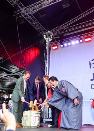 Japan-Tag 2026 in Düsseldorf, einzigartiges Kulturfest in der Landeshauptstadt von NRW - KAMPAI, das japanische Wort für Prost oder Zum Wohl - Düsseldorfs Oberbürgermeister Dr. Stephan Keller, NRW Ministerpräsident Hendrik Wüst, NRW Wirtschafts und Kulturministerin Mona Neubaur, der japanische Generalkonsul von Düsseldorf Yoshitaka Tsunoda mit dem Präsidenten des Japanischen Clubs Takao Hariya beim Anstich des SAKE-Fasses Düsseldorf Burgplatz NRW Deutschland *** Japan Day 2026 in Düsseldorf, a unique cultural festival in the state capital of NRW KAMPAI, the Japanese word for Cheers or Cheers to Düsseldorfs Lord Mayor Dr. Stephan Keller, NRW Minister President Hendrik Wüst, NRW Minister of Economic Affairs and Culture Mona Neub